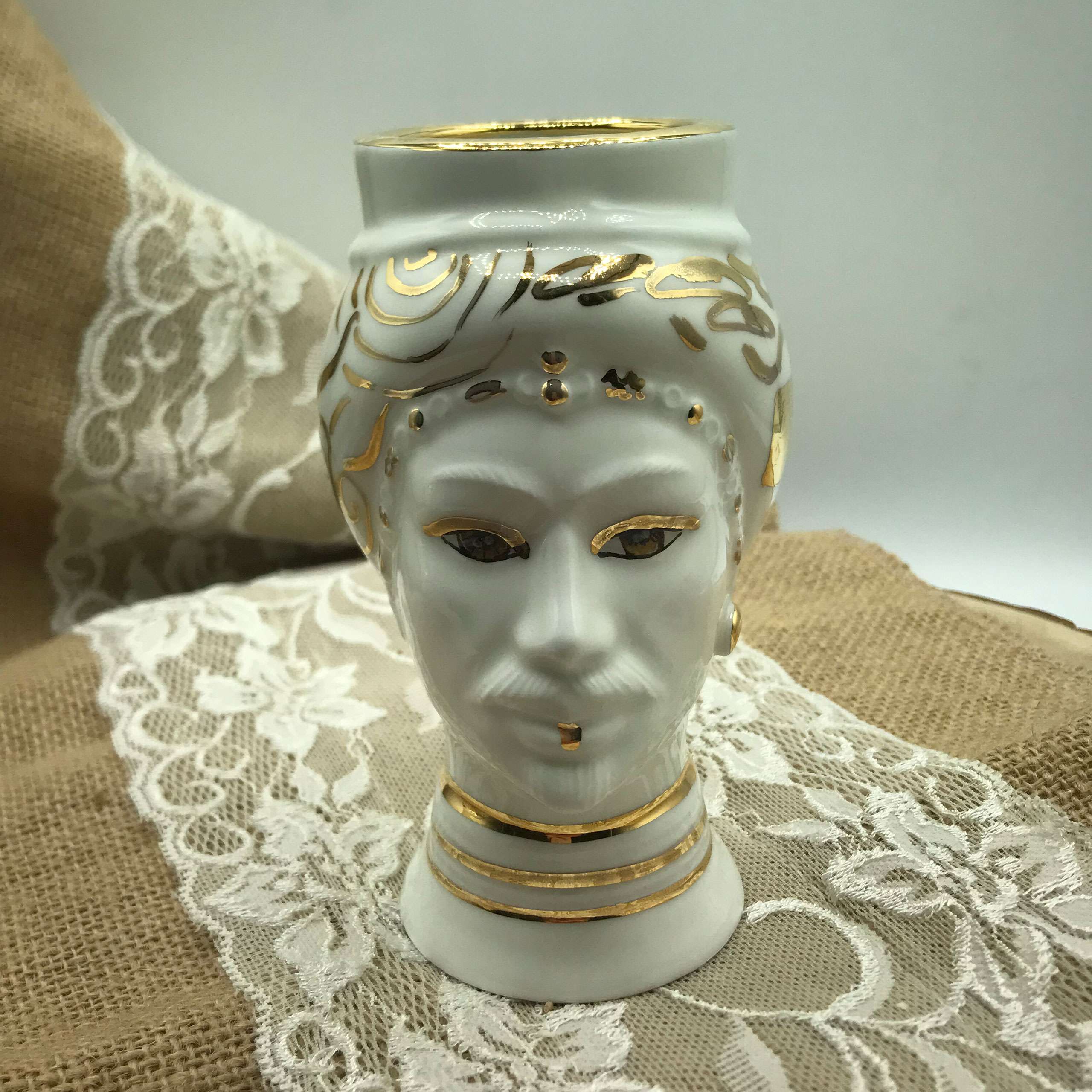 Vaso-testa-di-moro-uomo-token-bianco-e-oro-nonna-rosa (1)
