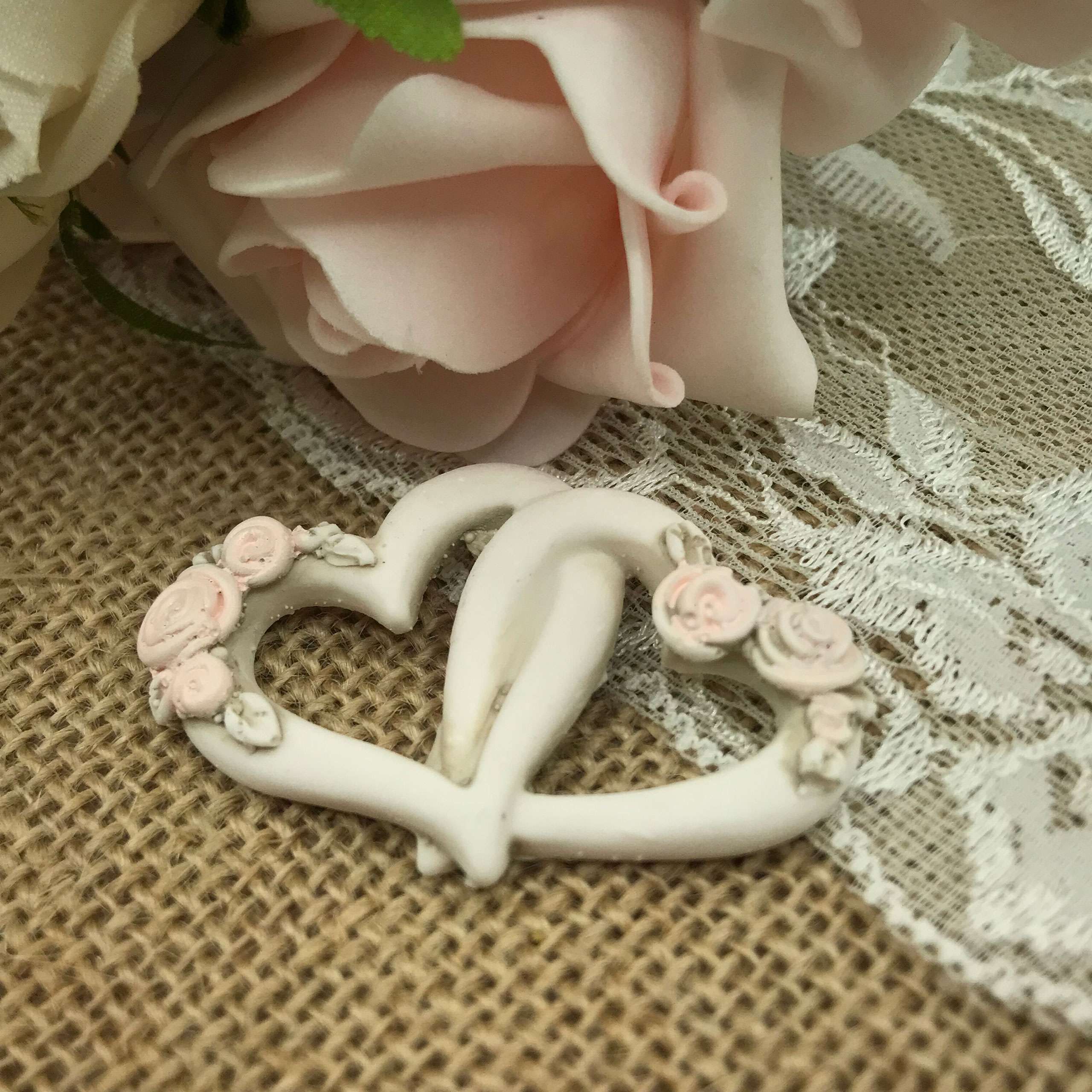Calamita-doppio-cuore-con-rose