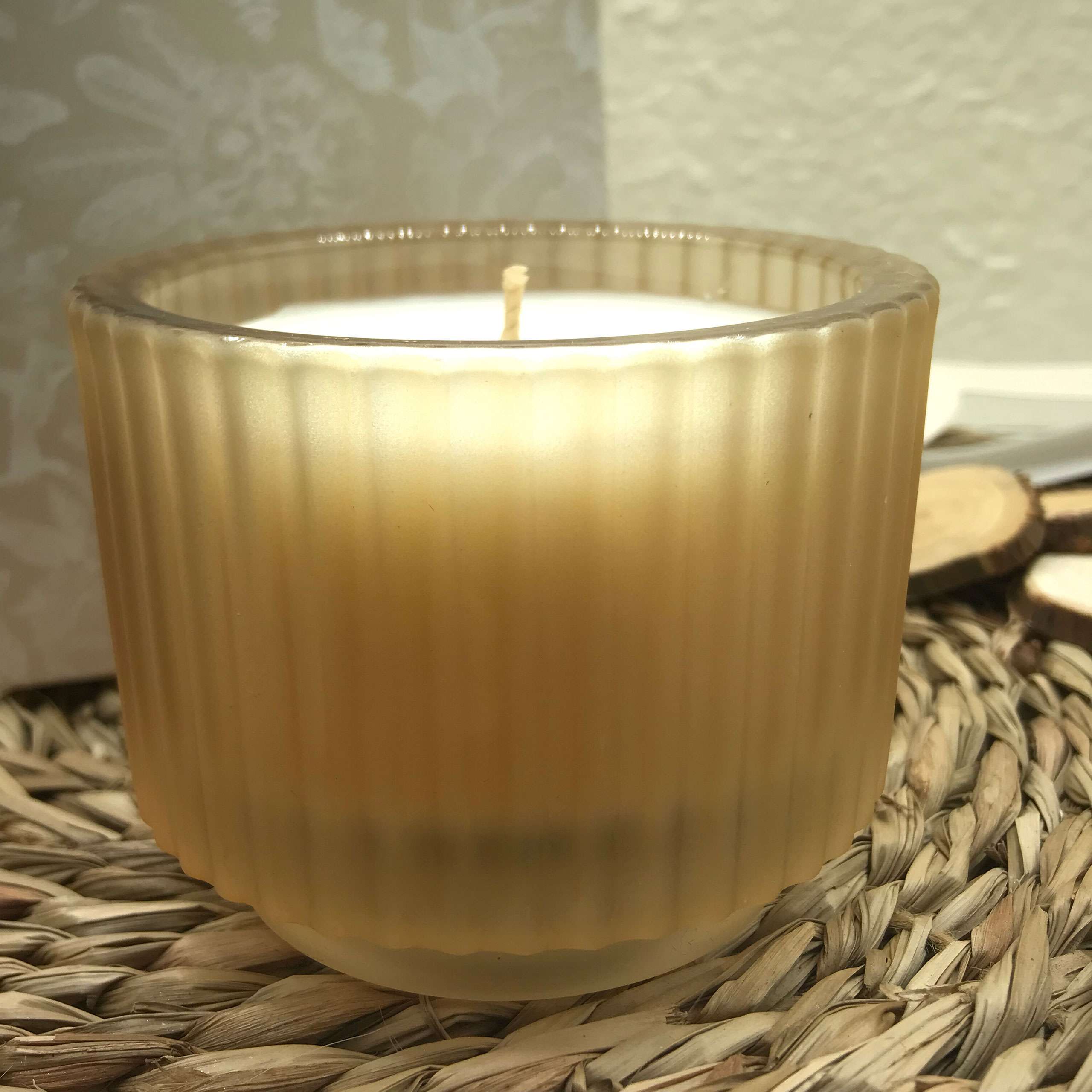 Vaso-rigato-caramello-piccolo-con-candela-profumata (2)