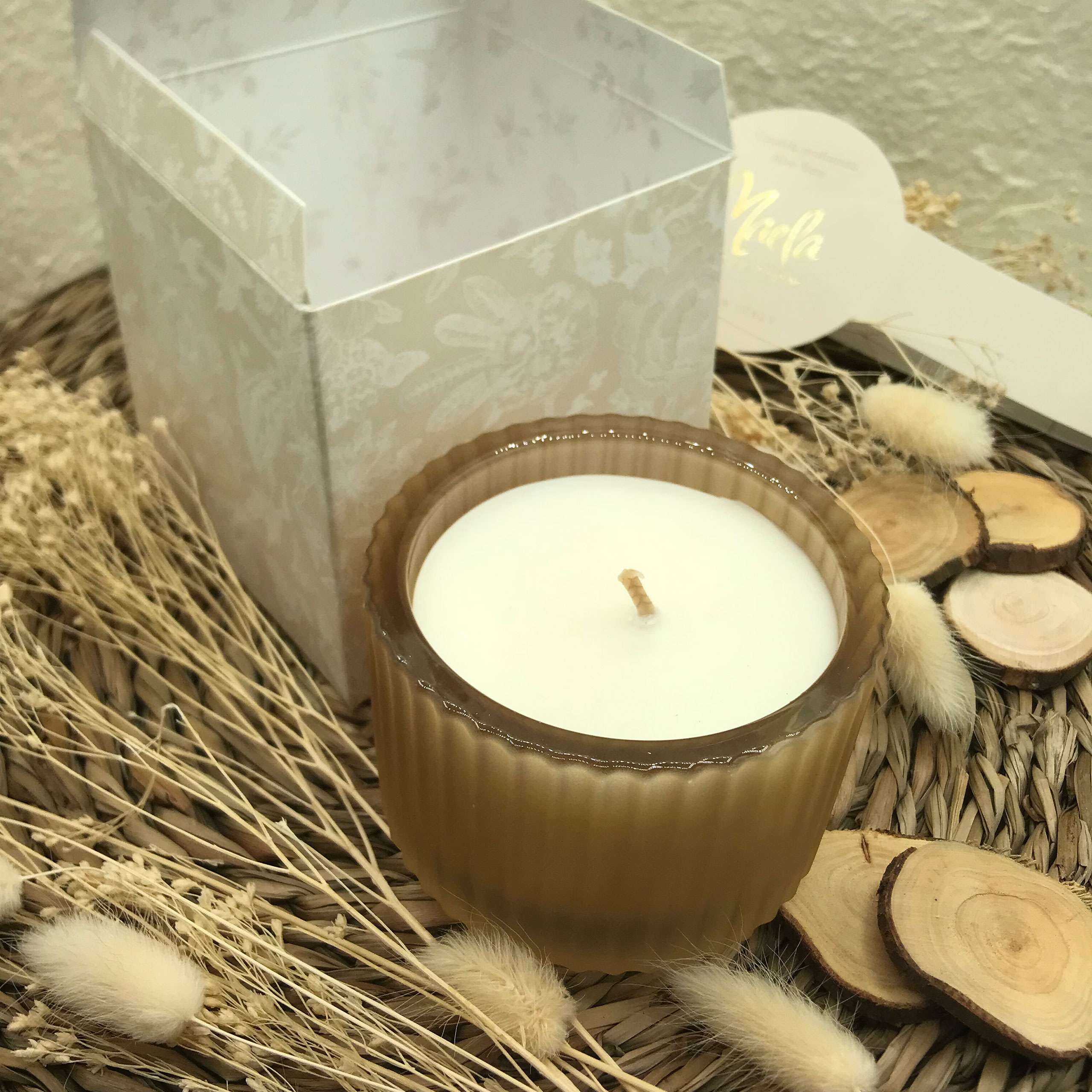 Vaso-rigato-caramello-piccolo-con-candela-profumata (3)