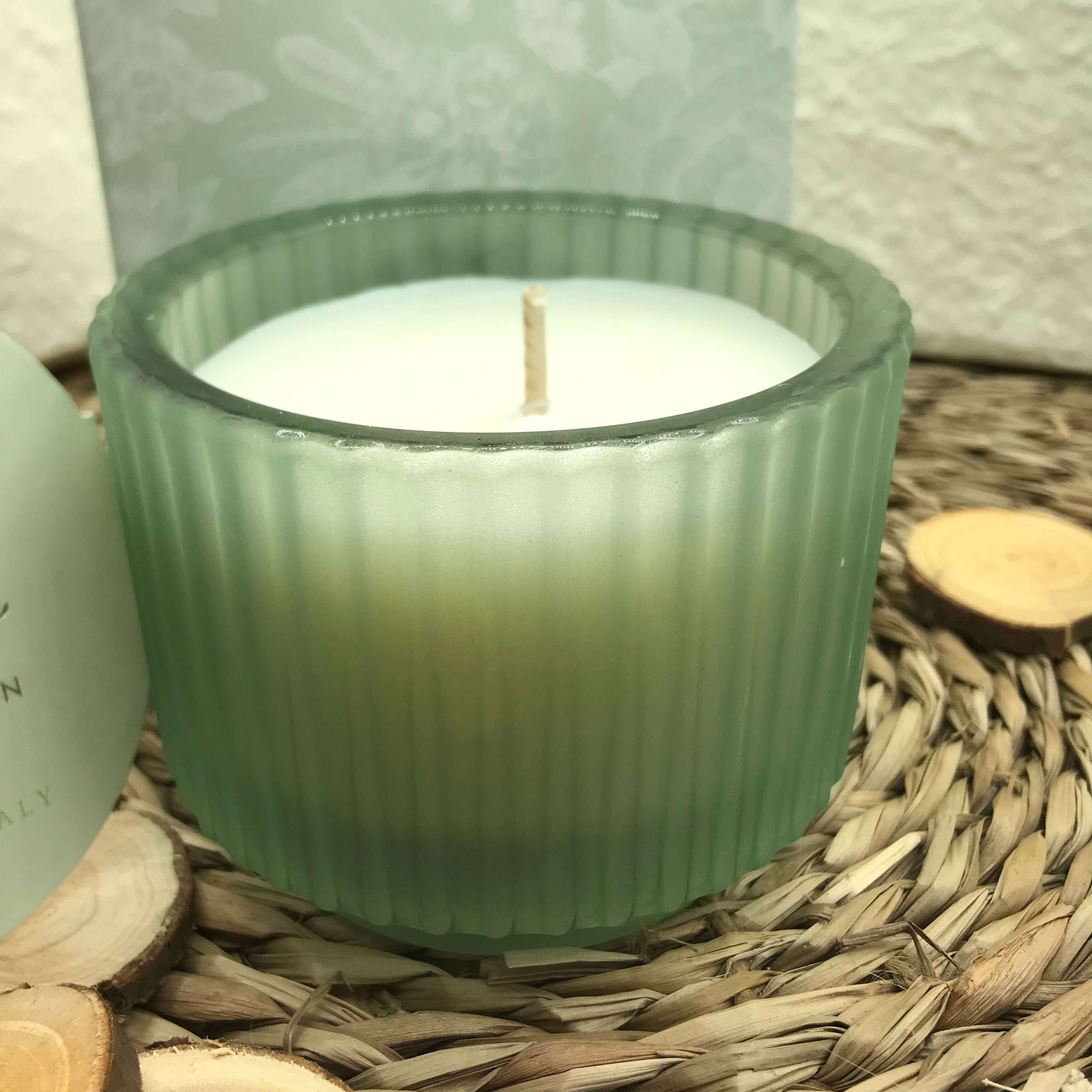 Vaso-rigato-piccolo-verde-salvia-con-candela-profumata (3)