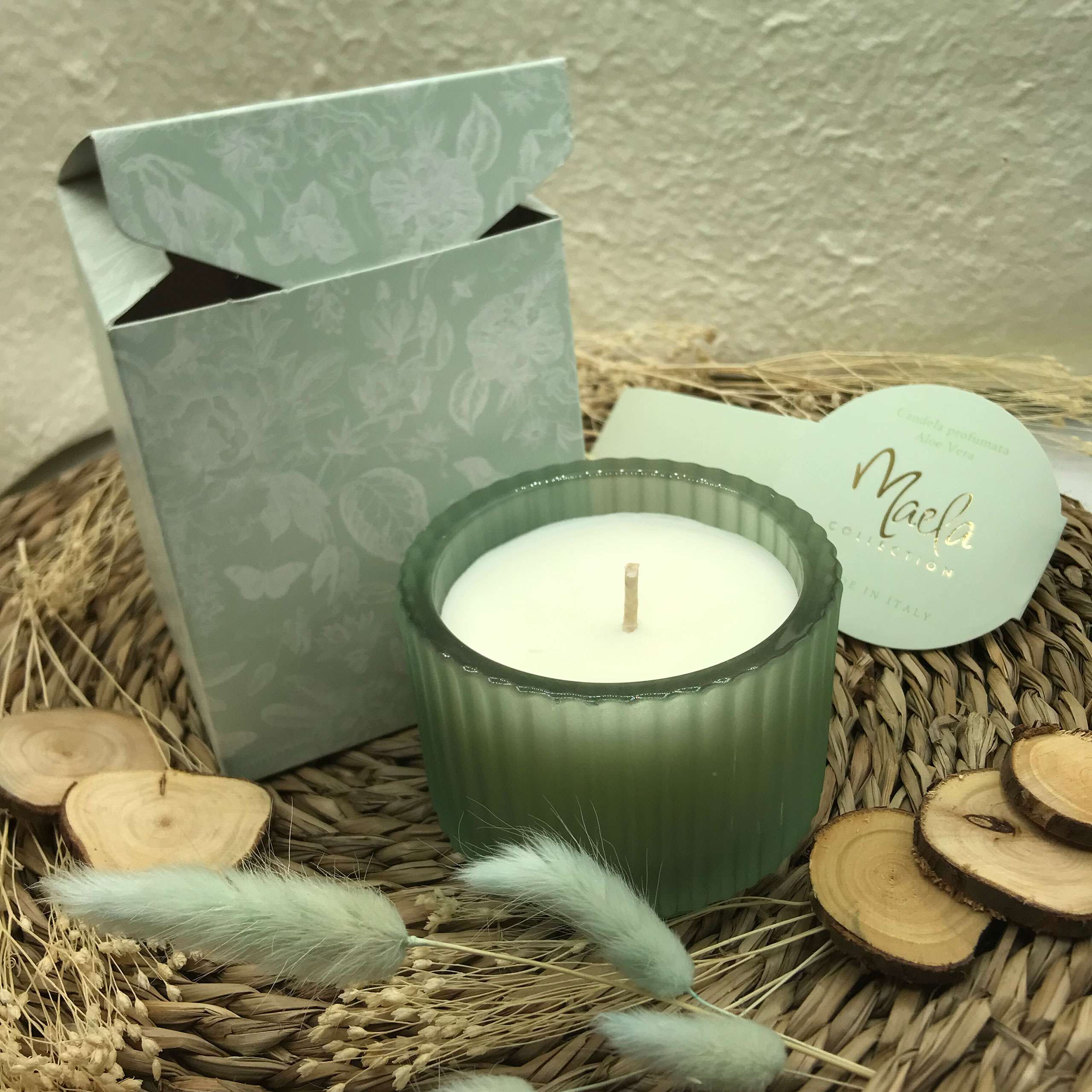 Vaso-rigato-piccolo-verde-salvia-con-candela-profumata